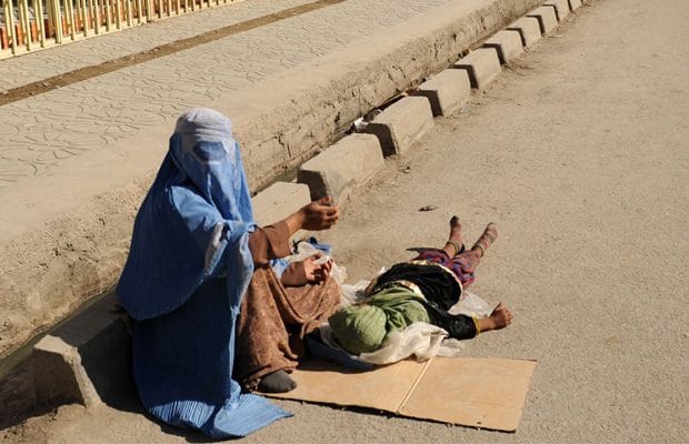 باوجود فقر و تبعیض گسترده، زنان افغان برای زنده ماندن گدایی می‌کنند