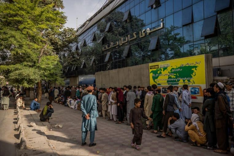 “سیگار: نظام بانکی افغانستان فلج شده ‌است”